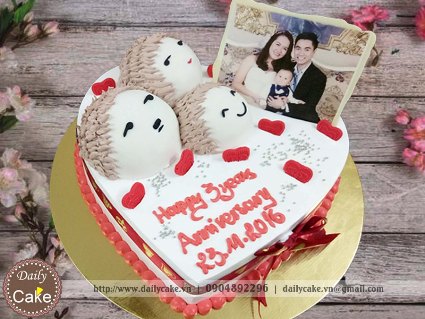 Bánh hình tim in ảnh tạo hình khuôn mặt các thành viên gia đình