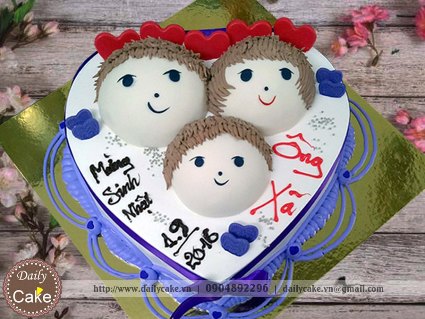 Bánh hình tim tạo hình khuôn mặt các thành viên gia đình 001