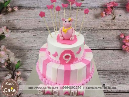 Bánh fondant hai tầng hình chú lợn cho bé gái 001