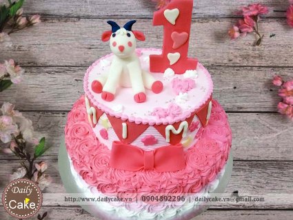 Bánh fondant hai tầng hình con dê cho bé gái 001
