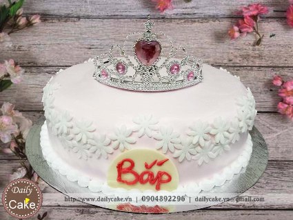 Bánh sinh nhật fondant vương miện cho bé gái