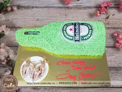 Bánh sinh nhật tạo hình chai bia heineken và đĩa mực nướng