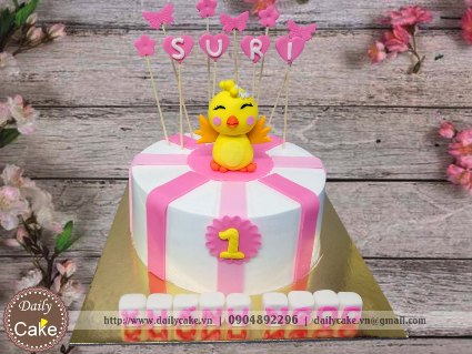Bánh fondant hình gà con cho bé gái