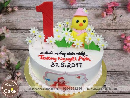 Bánh fondant hình gà con đi dạo trong vườn hoa