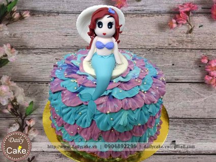 Bánh fondant hình nàng tiên cá ariel ngồi trên ghế ngọc trai lấp lánh