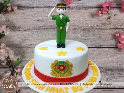 Bánh fondant sinh nhật hình chú cảnh sát đứng chào nghiêm trang