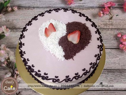Bánh gato trang trí hình tim dâu tây và socola