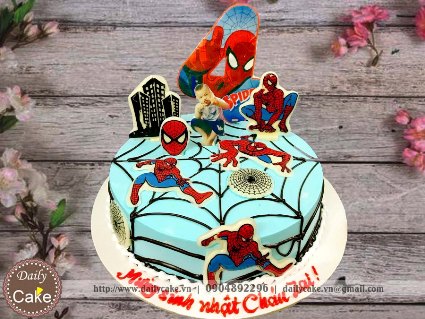 Bánh sinh nhật in hình bé trai tạo dáng cùng người nhện spideman