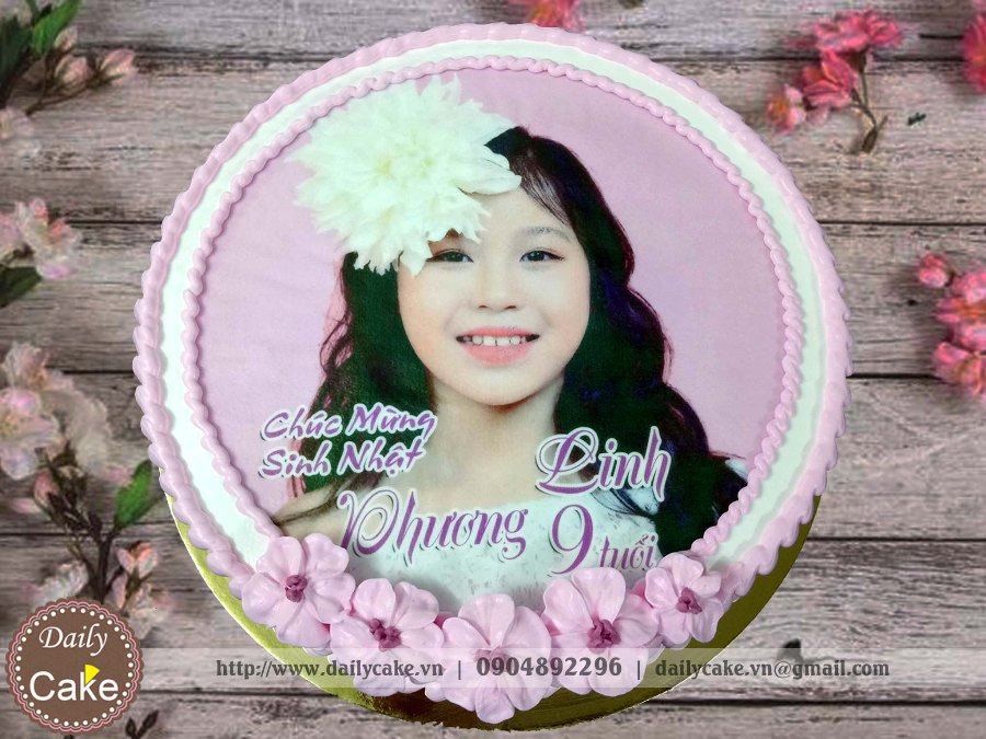 Bánh sinh nhật màu hồng in ảnh bé gái