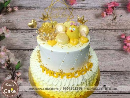 Bánh hai tầng hình gà con và vương miện sinh nhật bé tuổi dậu