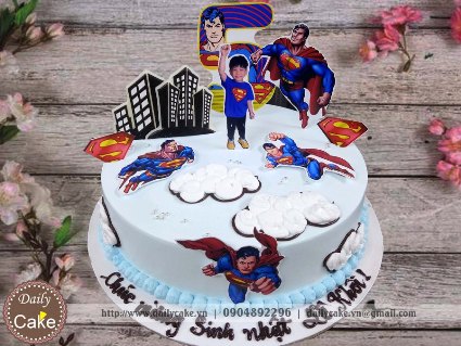 Bánh sinh nhật in ảnh bé trai trong bộ áo siêu anh hùng