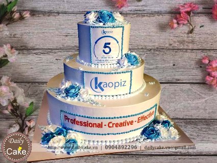 Bánh gato 3 tầng kỷ niệm 5 năm thành lập công ty Kaopiz