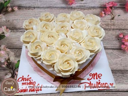 Bánh gato hình tim bó hoa hồng tặng sinh nhật mẹ