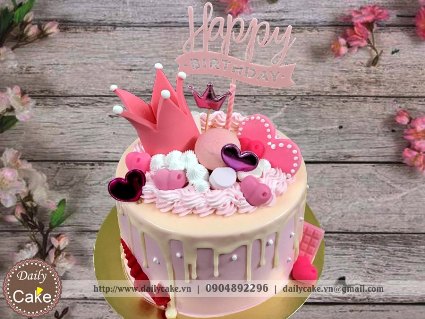 Bánh kem trang trí vương miện màu hồng tặng bé gái