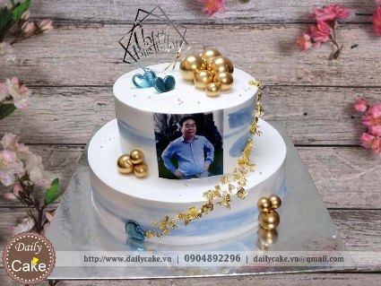 Bánh gato hai tầng in ảnh trang trí bóng nhũ vàng sang trọng