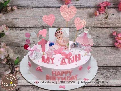 Bánh in ảnh bé gái trang trí phụ kiện màu hồng