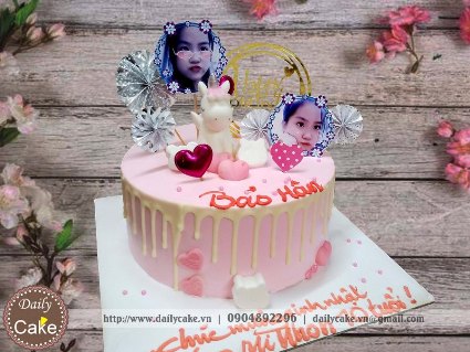 Bánh sinh nhật in ảnh bé gái trang trí mô hình unicorn
