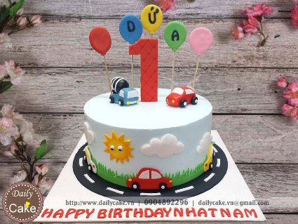 Bánh fondant trang trí ô tô chạy trên đường có mặt trời tỏa nắng