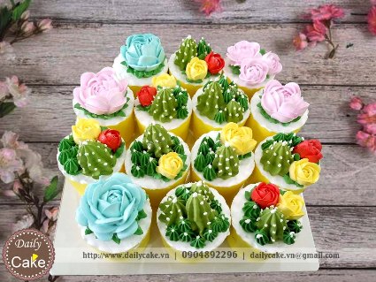 Bánh cupcake trang trí hoa xương rồng
