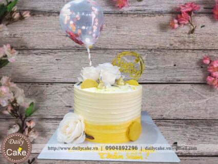 Bánh gato phong cách hiện đại gắn hoa lụa và bóng bay