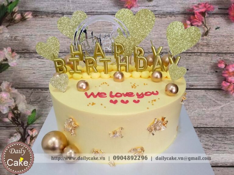 Bánh sinh nhật gắn nến chữ Happy Birthday