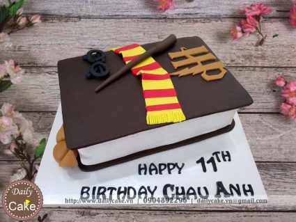Bánh fondant hình cuốn truyện Harry Potter huyền bí