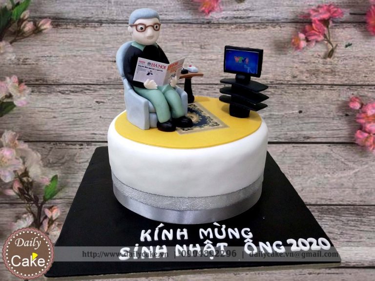 Bánh fondant hình ông nội ngồi thư giãn và xem tin tức
