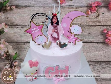 Bánh gato gắn ảnh sinh nhật bé gái cùng Hello Kitty