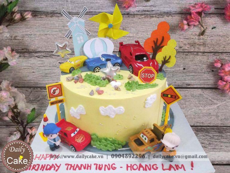 Bánh sinh nhật ô tô Mcqueen trên đường đua