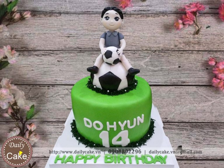 Bánh sinh nhật fondant bé trai cùng trái bóng đá