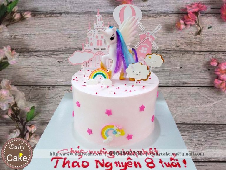 Bánh sinh nhật ngựa Pony bên lâu đài lộng lẫy