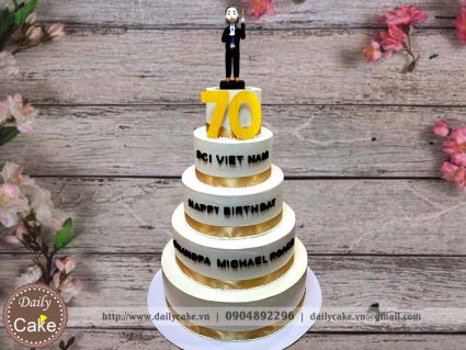 Bánh gato 5 tầng mừng sinh nhật diễn giả Michael Roach 70 tuổi