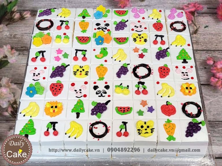 Bánh gato cắt miếng vẽ hình thù ngộ nghĩnh cho sinh nhật trên lớp học