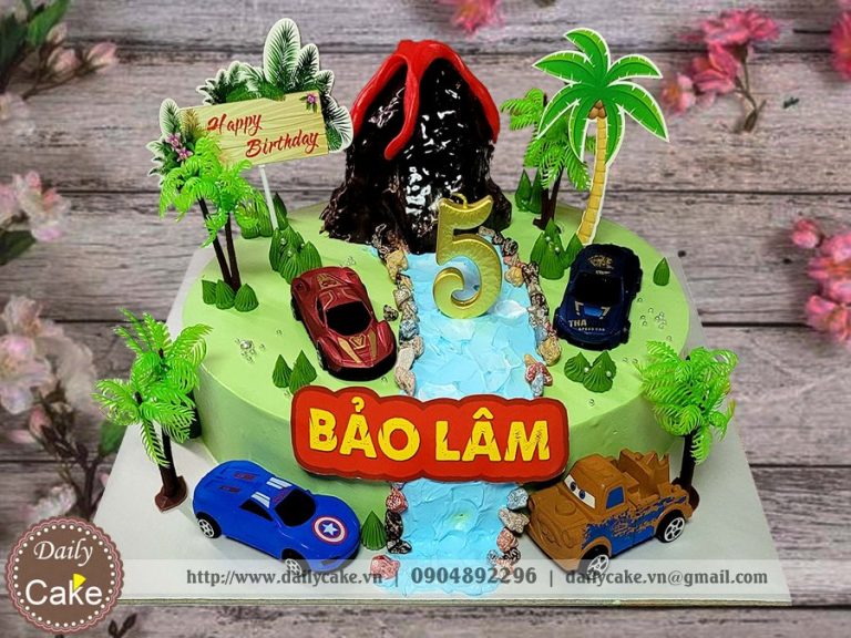 Bánh gato sinh nhật khu rừng vương quốc xe hơi