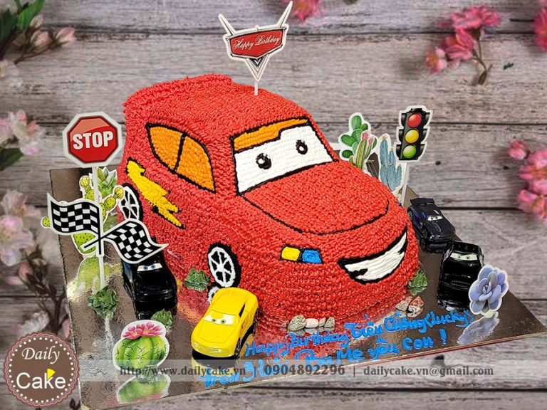 Bánh sinh nhật ô tô Mcqueen cùng dàn xe trong vương quốc xe hơi