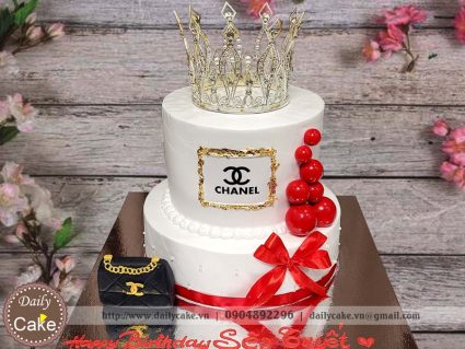 Bánh gato 2 tầng gắn vương miện cùng phụ kiện túi xách chanel sang chảnh