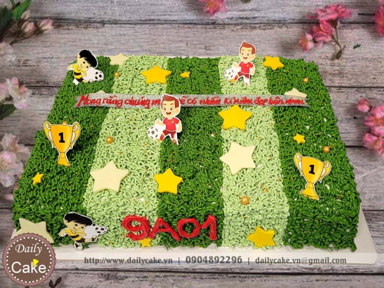 Bánh sinh nhật tạo hình sân cỏ cùng các cầu thủ nhí