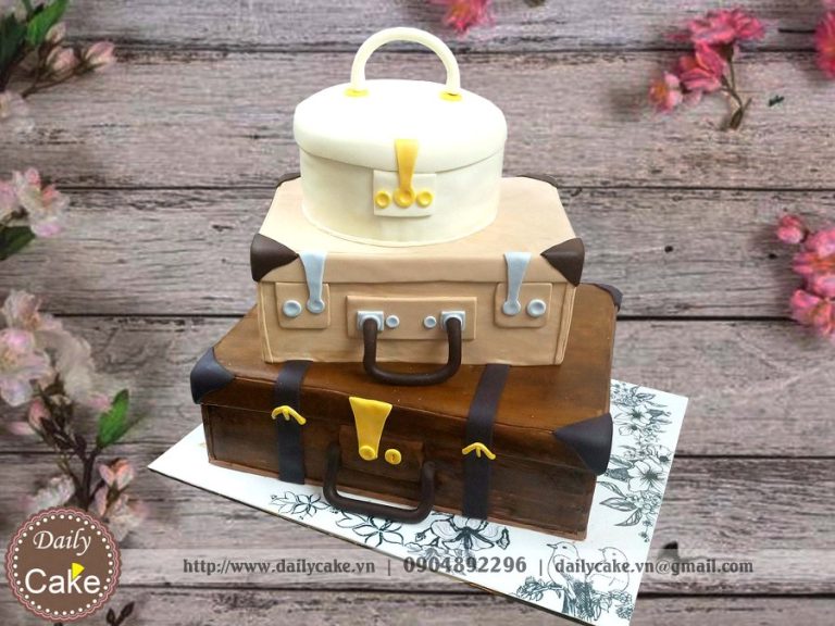 Bánh fondant 3 tầng hình những chiếc vali xếp chồng lên nhau