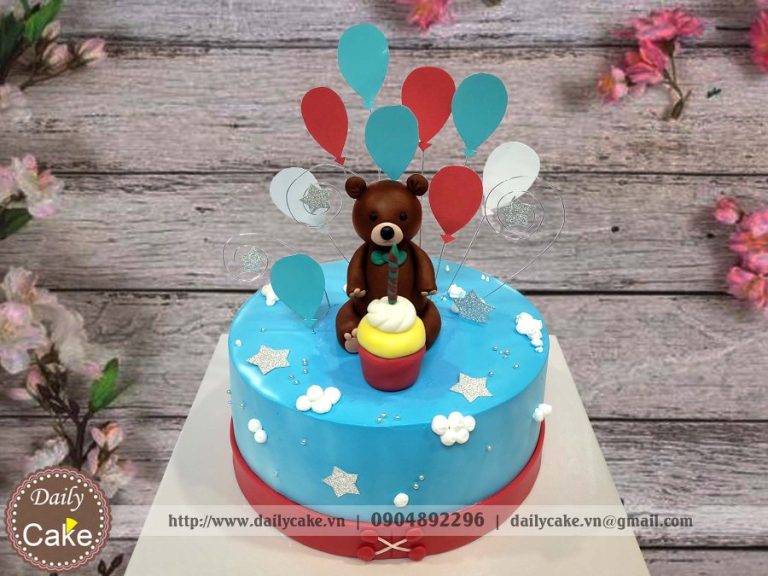 Bánh fondant hình con gấu nâu thổi nến sinh nhật
