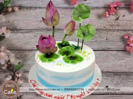 Bánh gato trang trí bằng hoa sen đẹp thanh tịnh
