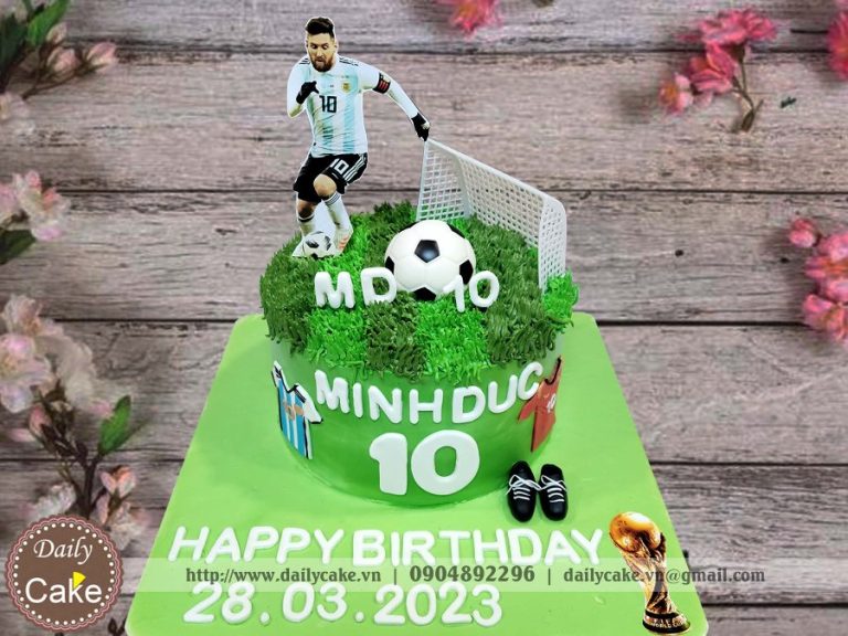 Bánh sinh nhật cầu thủ Messi trên sân cỏ