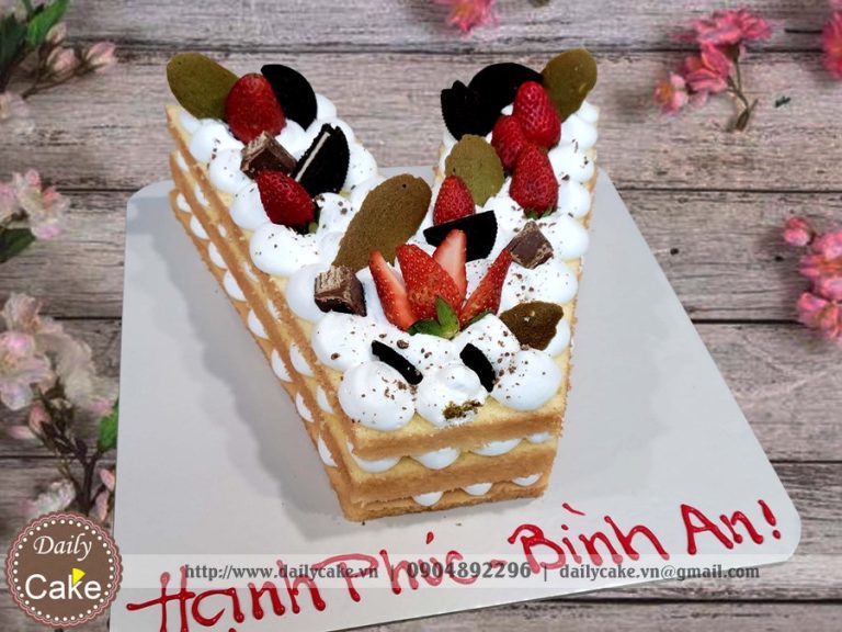 Bánh sinh nhật tạo hình chữ cái từ trái cây và bánh quy