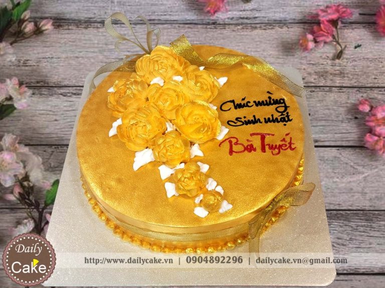 Bánh sinh nhật phủ màu nhũ vàng lấp lánh