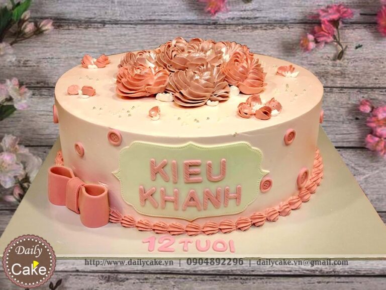 Bánh fondant sinh nhật hoa kem thắt nơ màu hồng