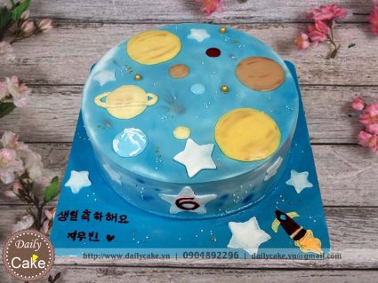 Bánh sinh nhật vẽ mô hình các hành tinh trong hệ mặt trời