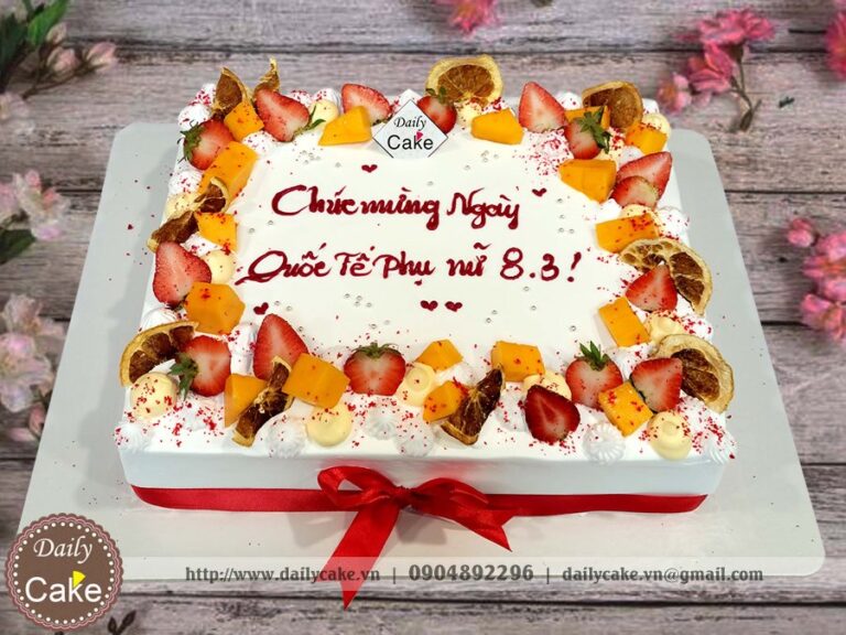 Bánh gato trang trí dâu tây xoài và cam sấy đơn giản mà đẹp mắt