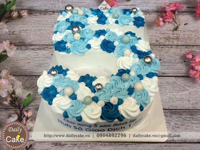Bánh sinh nhật hình số 5 trang trí tông màu xanh