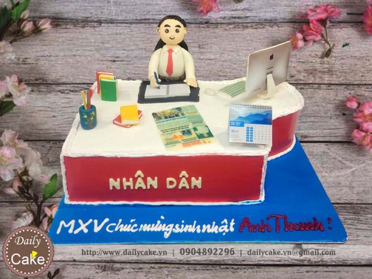 Bánh fondant sinh nhật hình bàn làm việc của Sếp