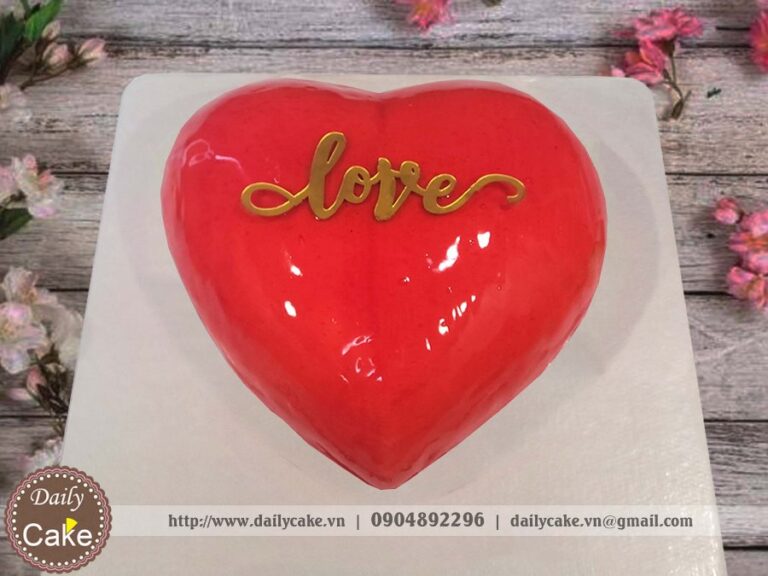 Bánh kem hình trái tim màu đỏ quà tặng tình yêu ngọt ngào